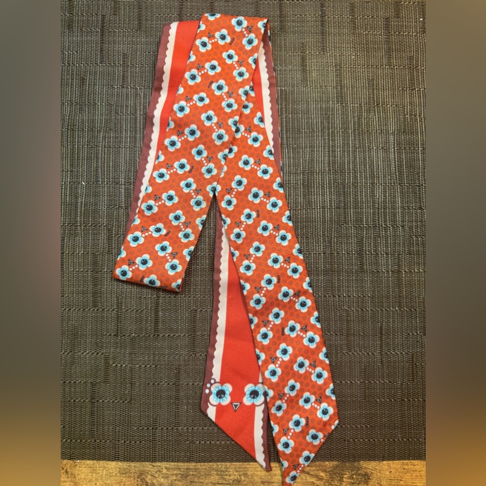 AMAZING EUC Fendi Monster Eyes Silk Twilly Scarf Wrap! Red, White, Light Blue